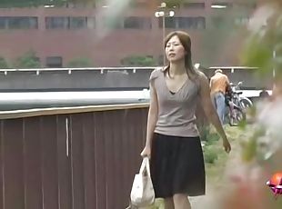 Lady in a hurry feels ready for no panties sharking